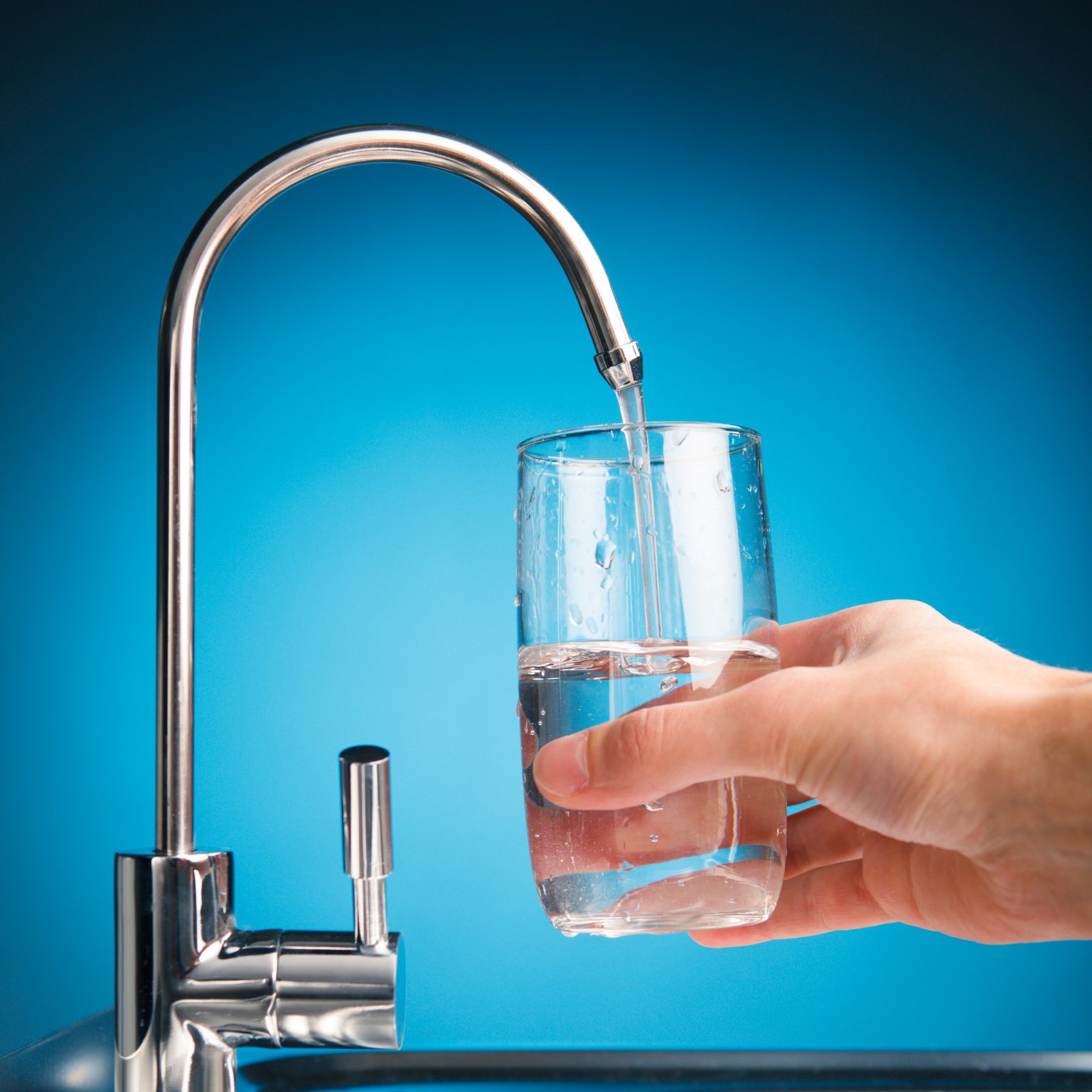 Питьевая вода дома фильтр. Кран для питьевой воды. Источники питьевой воды. Питьевая вода из под крана. Фильтрованная вода из под крана.